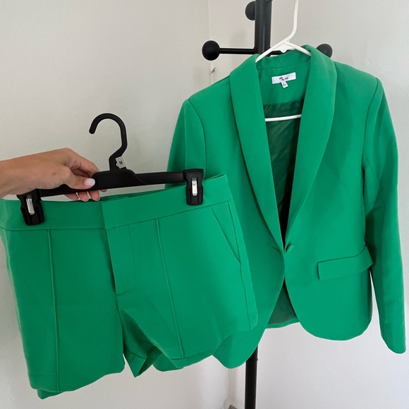 Beautiful Green Suit Set! Size L - Picture 2 of 11